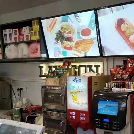 S400GT、銀蓋雅在羅森便利店